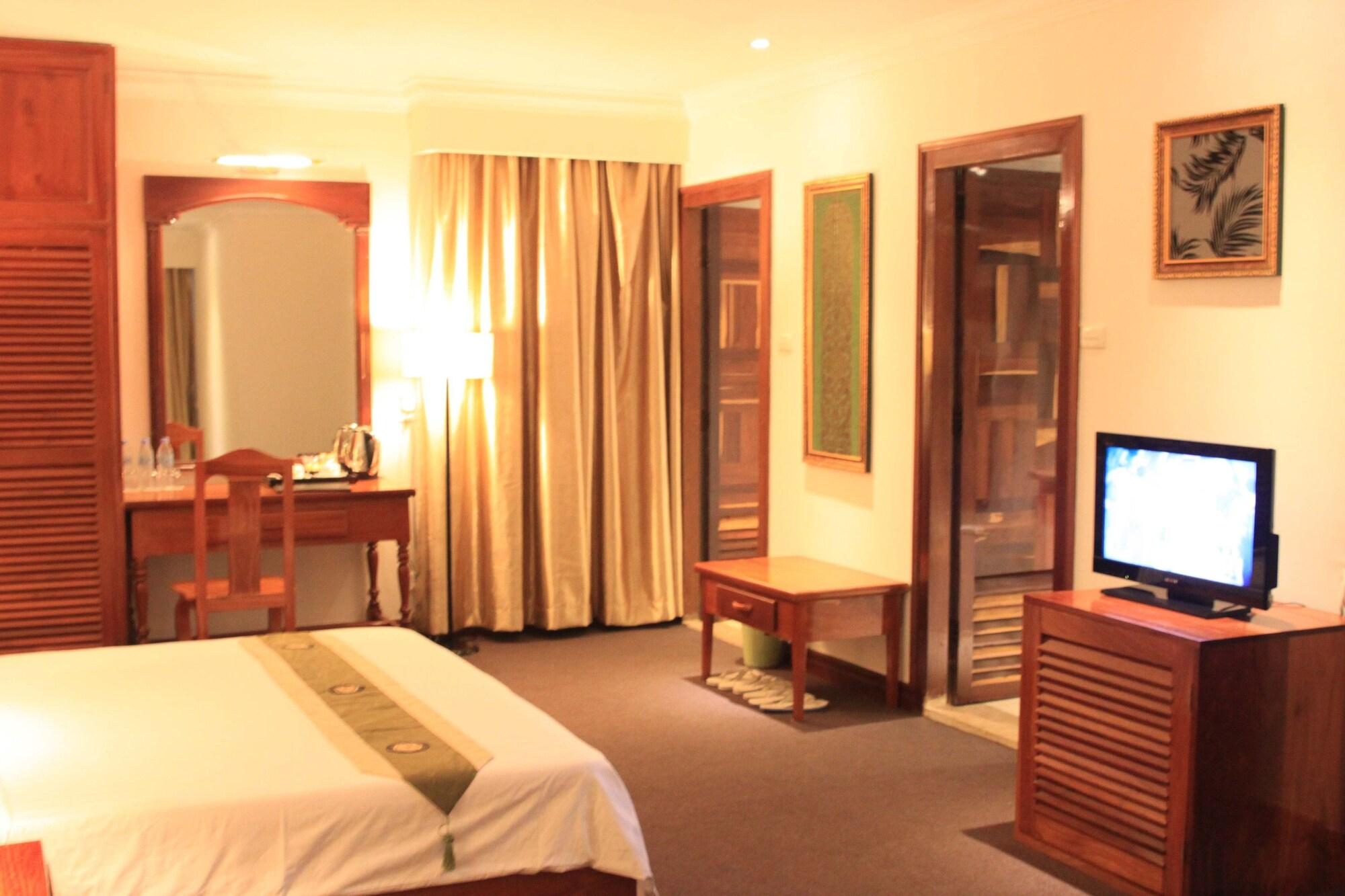 Diamond Hotel Phnom Penh Exterior photo