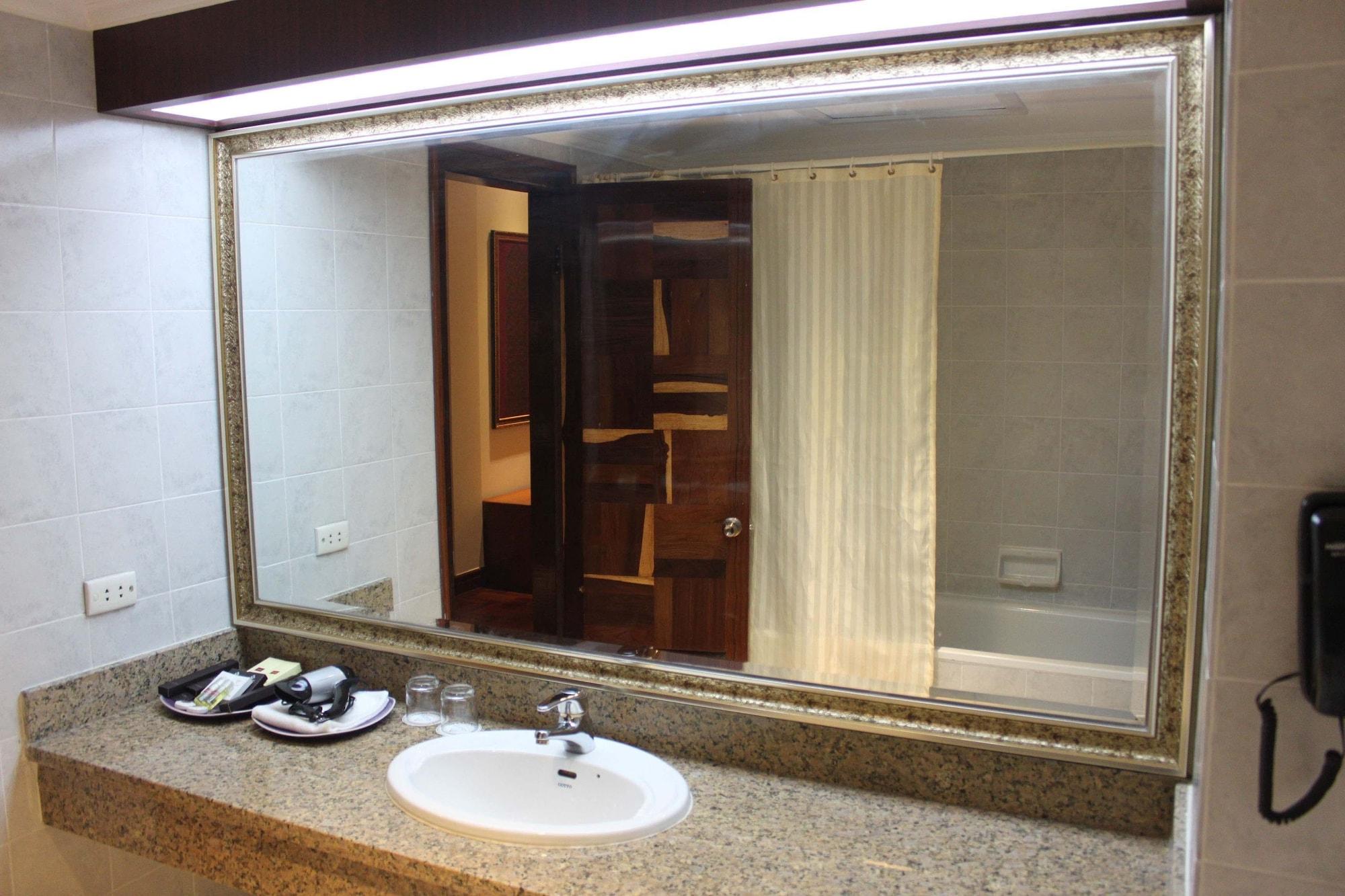Diamond Hotel Phnom Penh Exterior photo
