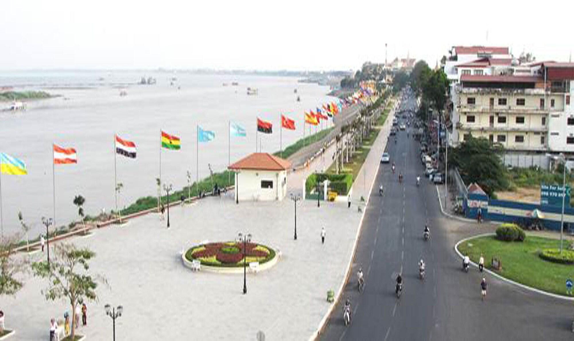 Diamond Hotel Phnom Penh Exterior photo