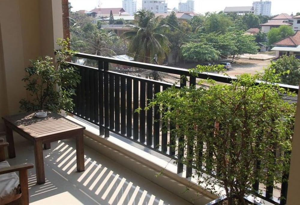 Diamond Hotel Phnom Penh Exterior photo