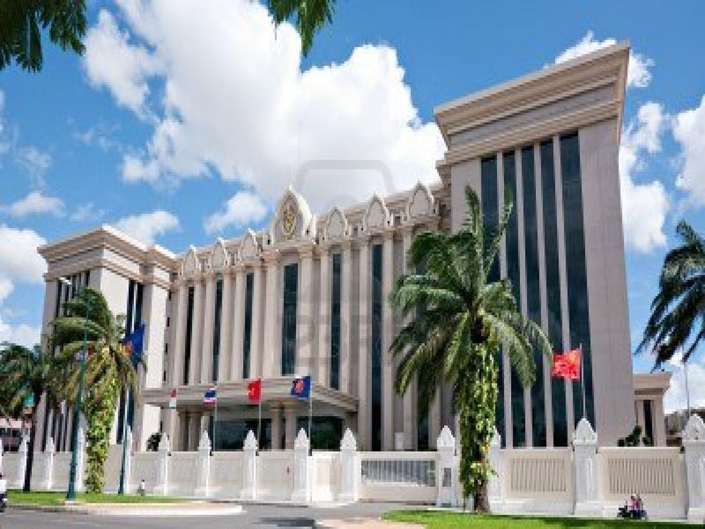 Diamond Hotel Phnom Penh Exterior photo