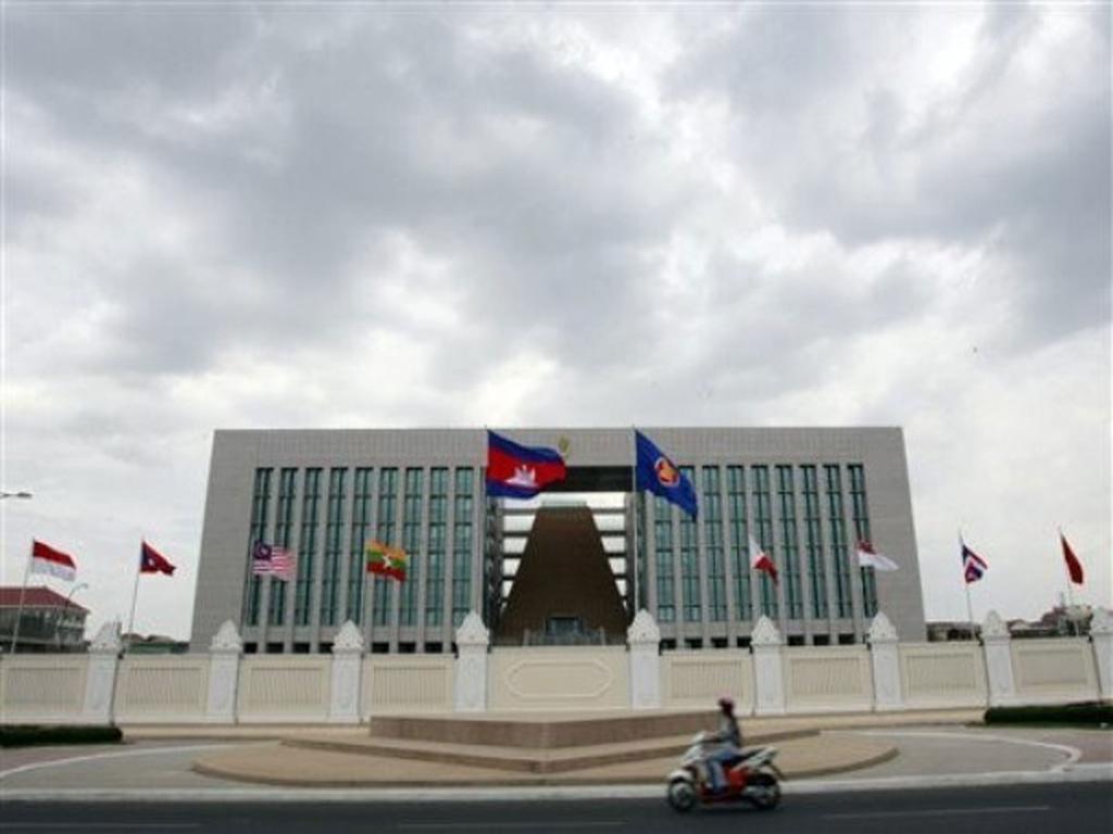 Diamond Hotel Phnom Penh Exterior photo