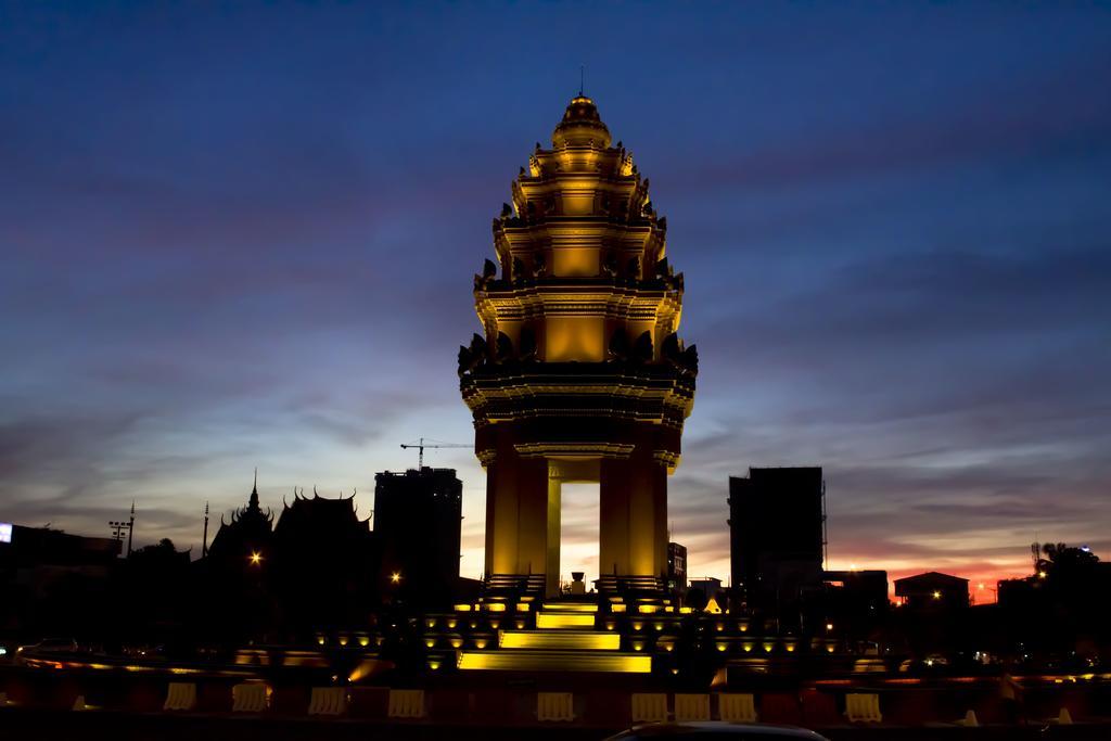 Diamond Hotel Phnom Penh Exterior photo