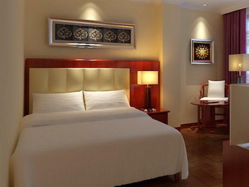 Diamond Hotel Phnom Penh Exterior photo