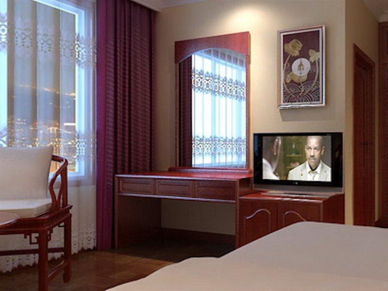 Diamond Hotel Phnom Penh Exterior photo