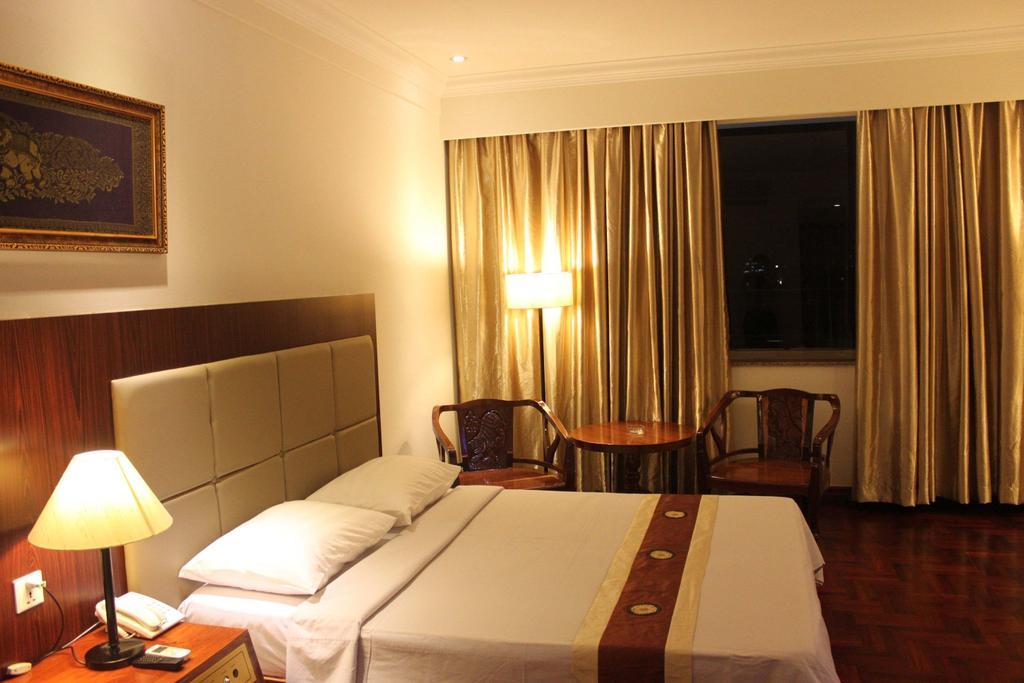 Diamond Hotel Phnom Penh Exterior photo