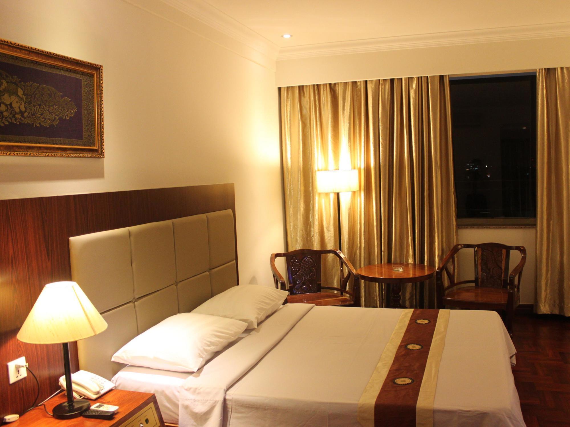 Diamond Hotel Phnom Penh Exterior photo