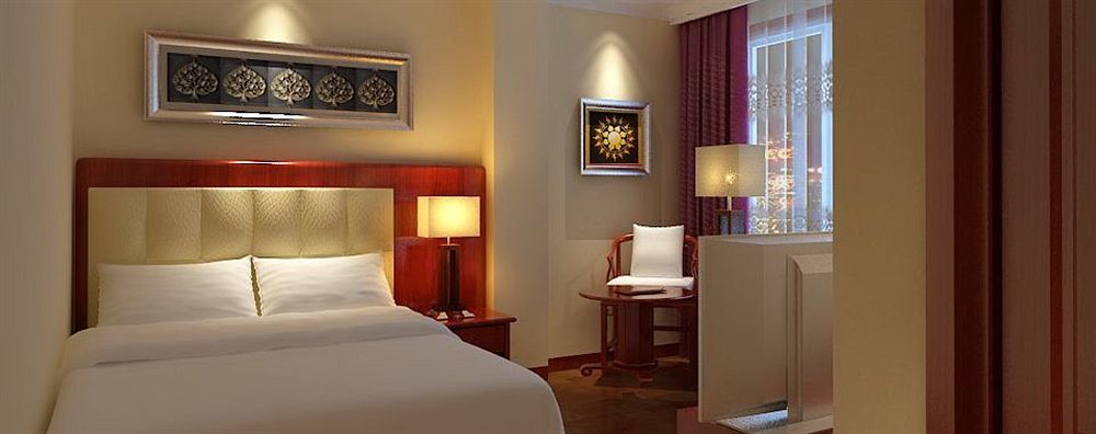 Diamond Hotel Phnom Penh Exterior photo