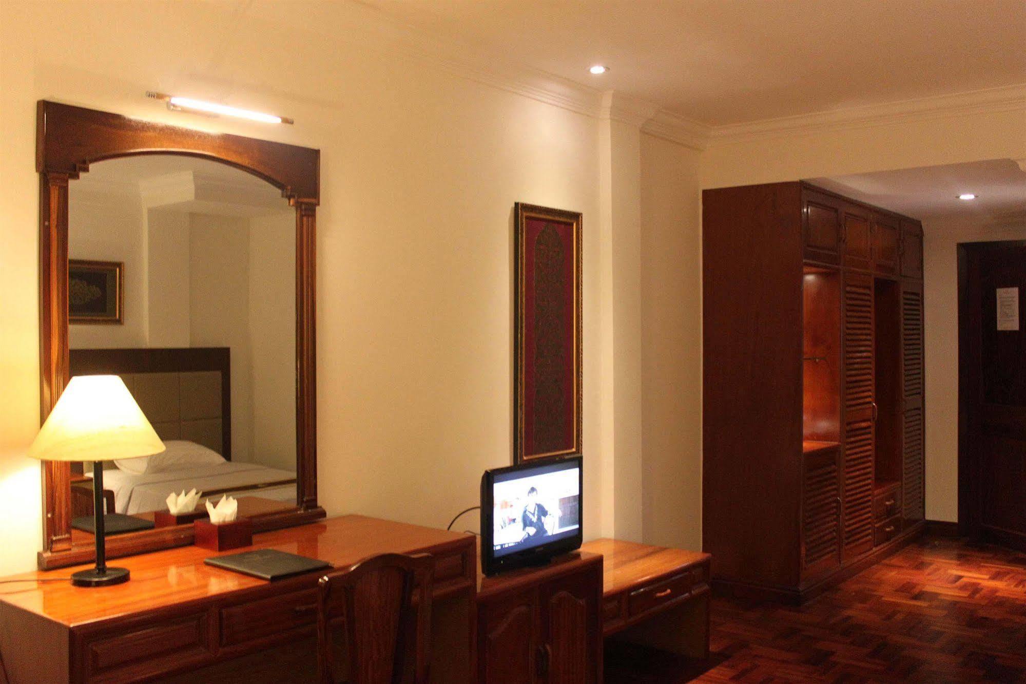 Diamond Hotel Phnom Penh Exterior photo