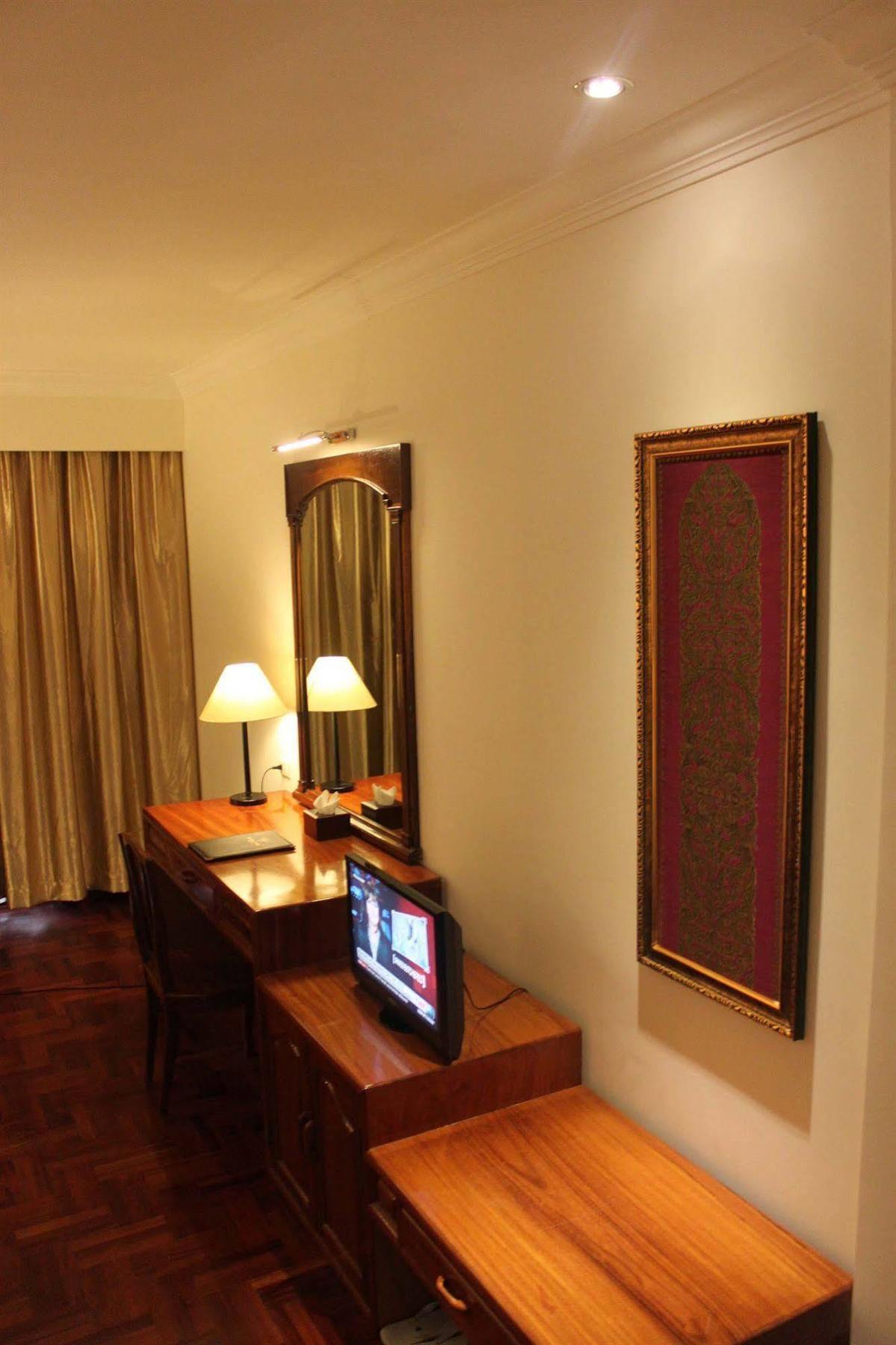 Diamond Hotel Phnom Penh Exterior photo