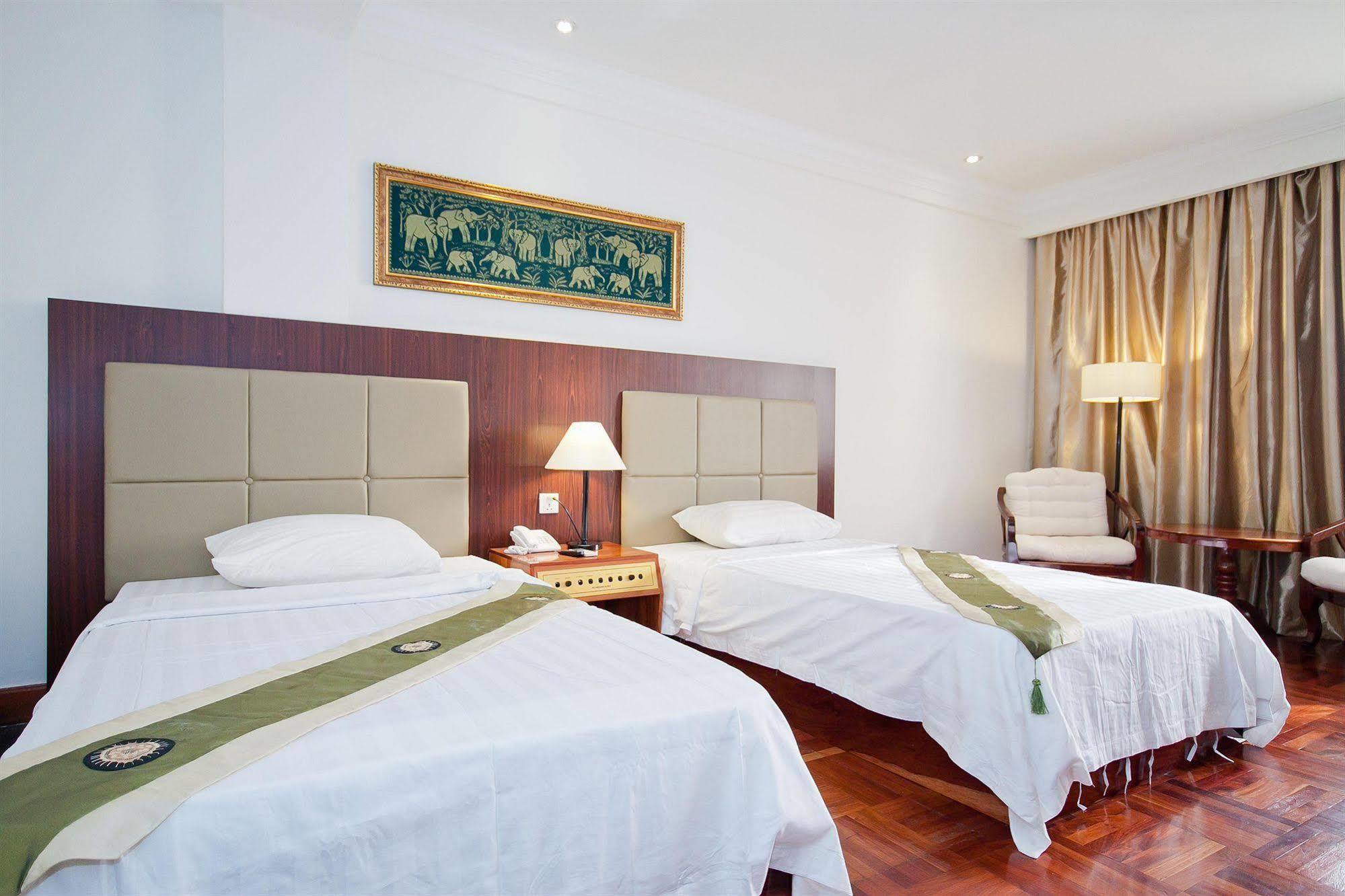 Diamond Hotel Phnom Penh Exterior photo