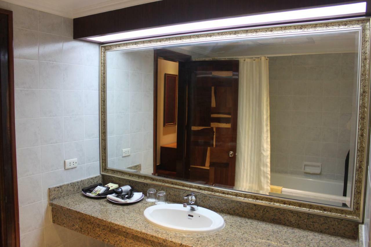 Diamond Hotel Phnom Penh Exterior photo