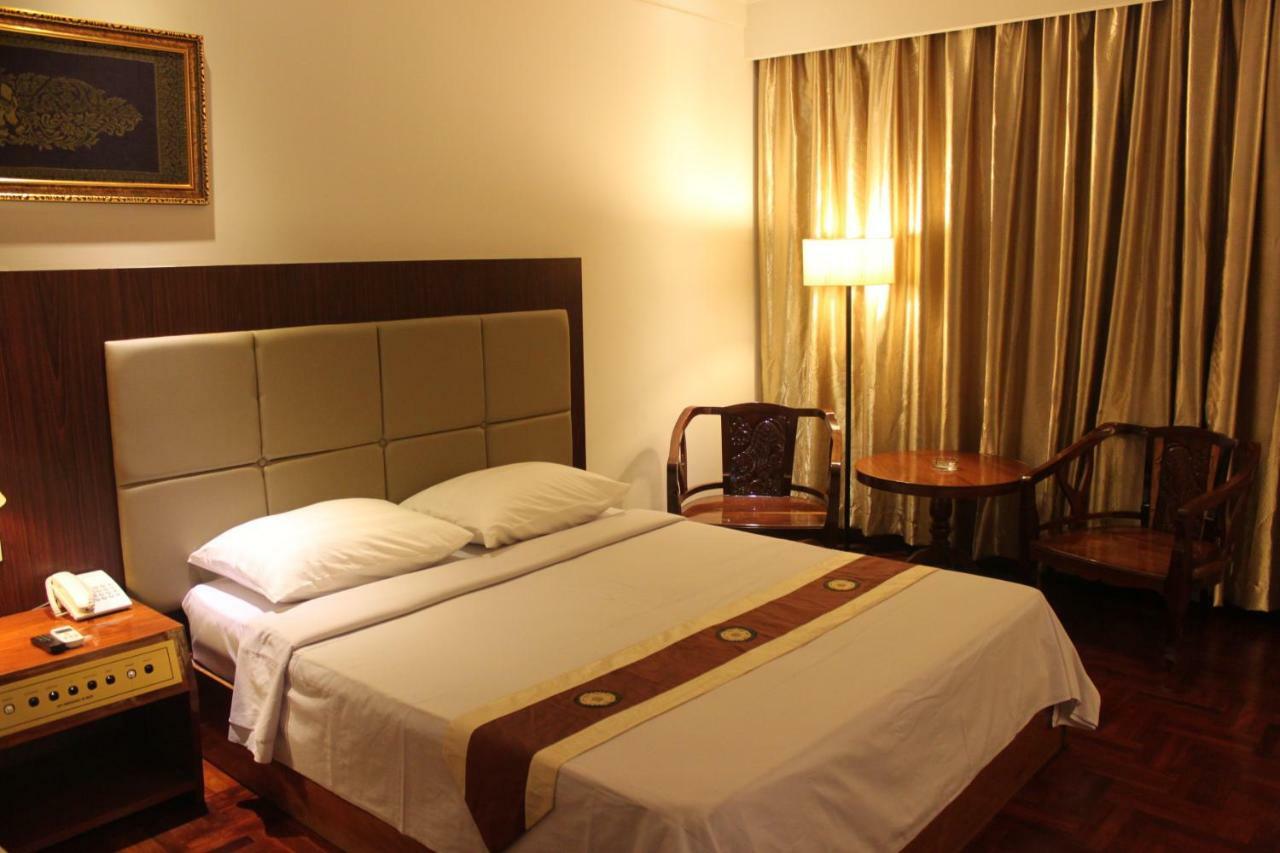 Diamond Hotel Phnom Penh Exterior photo