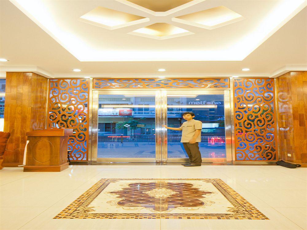 Diamond Hotel Phnom Penh Exterior photo